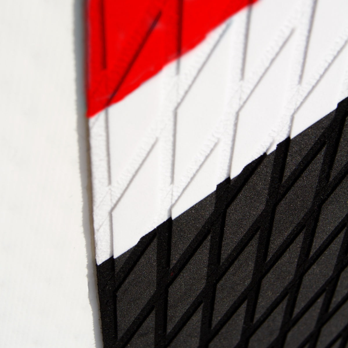 Planche de SUP gonflable de 3 m, rouge avec motifs en relief, surface antidérapante et bord noir, idéale pour les activités nautiques