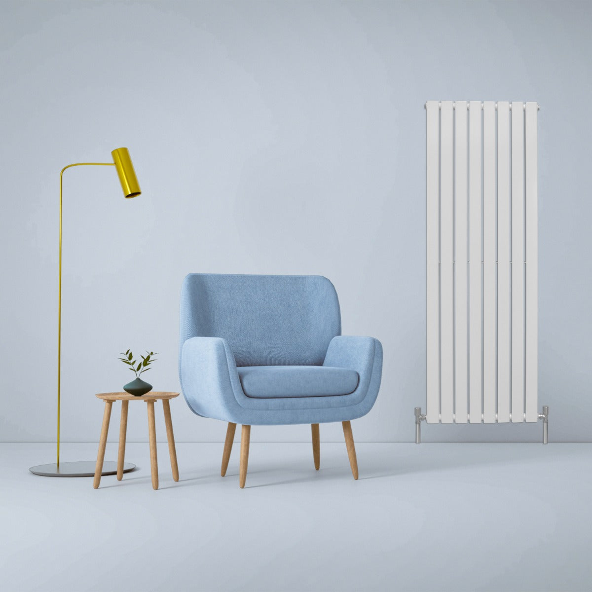 Radiateur plat blanc à deux panneaux, 1600 x 560 mm, installé à côté d'un fauteuil bleu et d'une lampe moderne sur un fond minimaliste