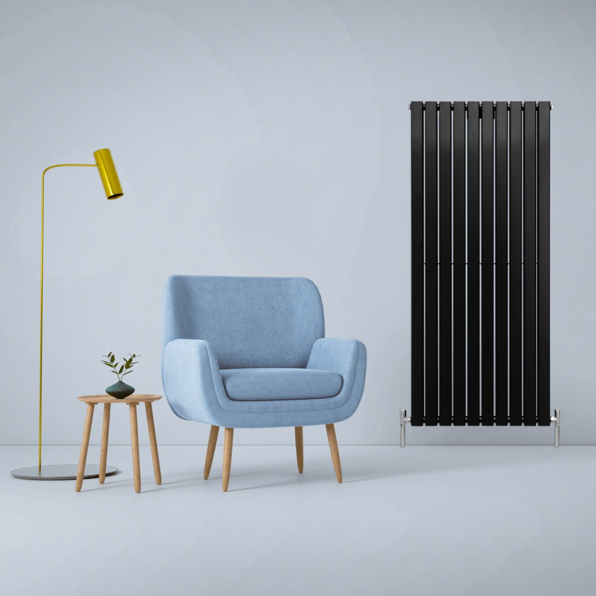 Radiateur plat noir à deux panneaux, 1600 x 700 mm, se tenant à côté d'un fauteuil bleu et d'une lampe moderne sur un sol clair
