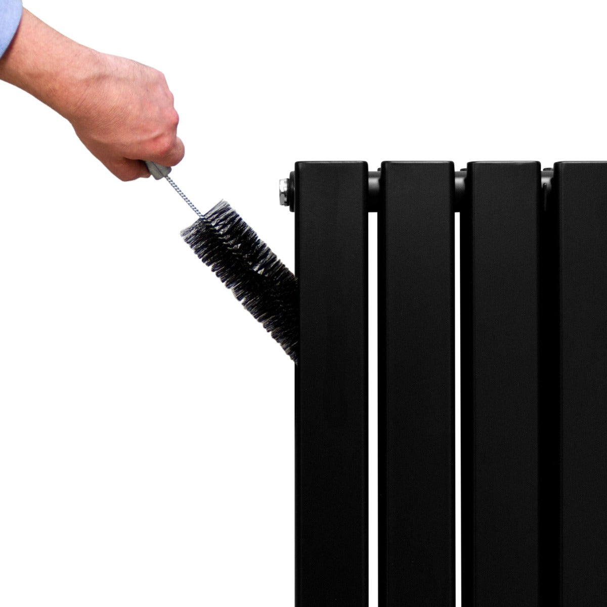 Radiateur plat noir à deux panneaux, 1600 x 700 mm, avec une brosse de nettoyage en cours d'utilisation sur une surface lisse et mate