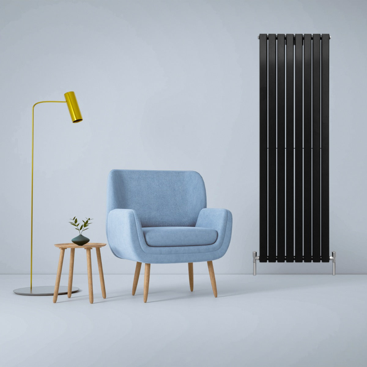 Radiateur plat noir à deux panneaux, élégant et moderne, se tenant à côté d'un fauteuil bleu et d'une lampe jaune dans un intérieur minimaliste