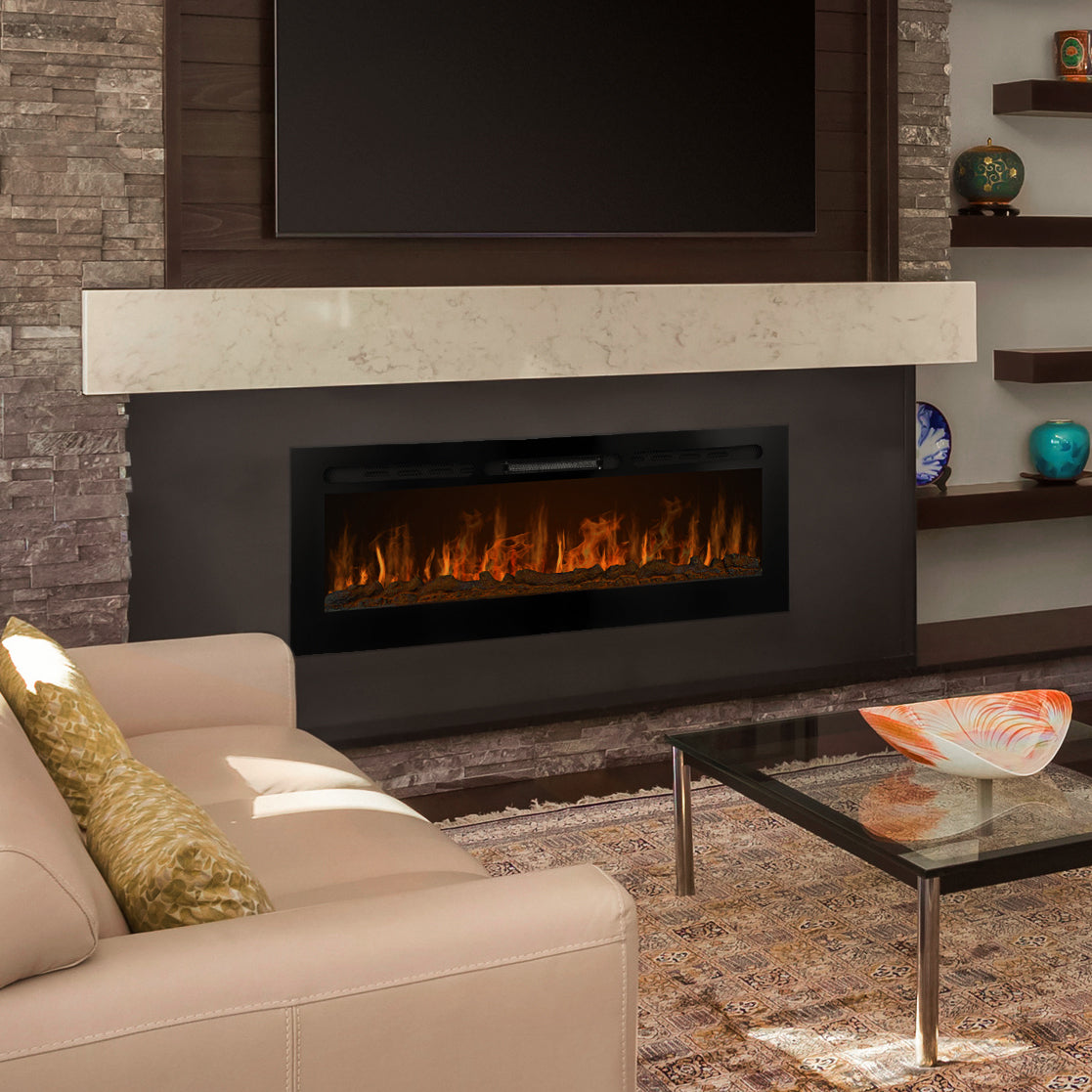 Cheminée électrique de 127 cm avec un cadre noir, flammes réalistes, installée sous un manteau en marbre dans un salon moderne