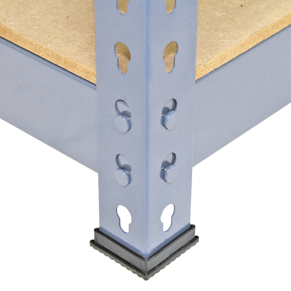 Rayonnage en acier gris avec supports robustes, étagères en bois, et pieds en plastique noir pour une stabilité optimale