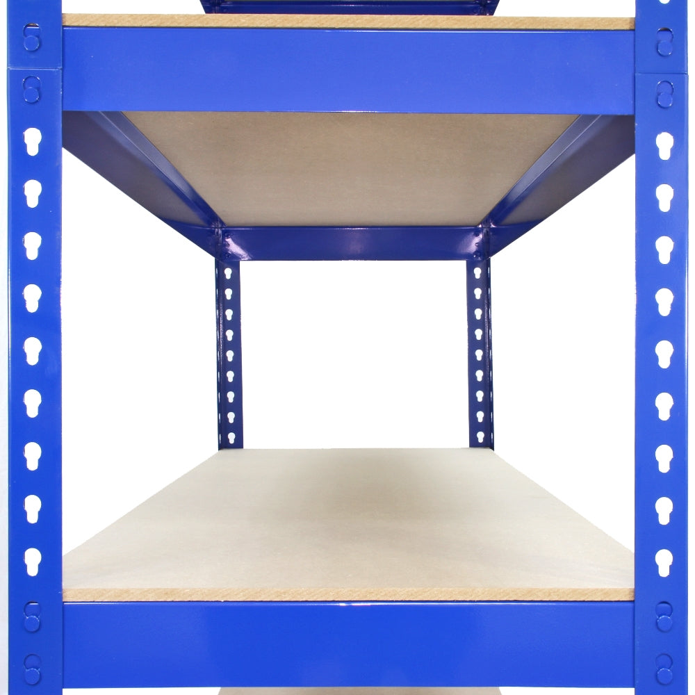 Rayonnage en acier bleu avec étagères en bois, offrant une structure robuste et des espaces de rangement pratiques pour divers objets
