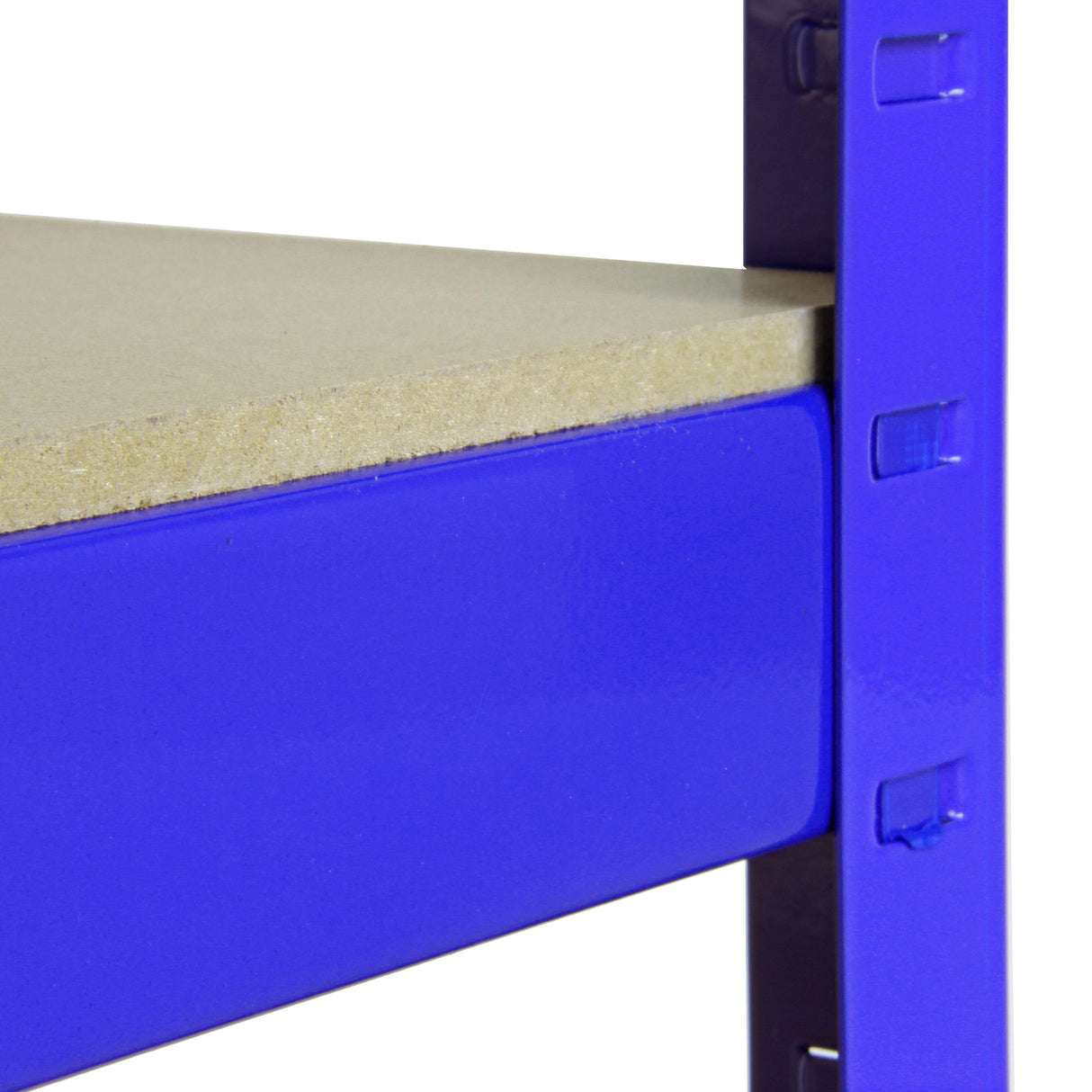 Rayonnage en acier bleu avec étagère en bois, montrant la texture lisse et robuste, idéal pour le rangement et l'organisation