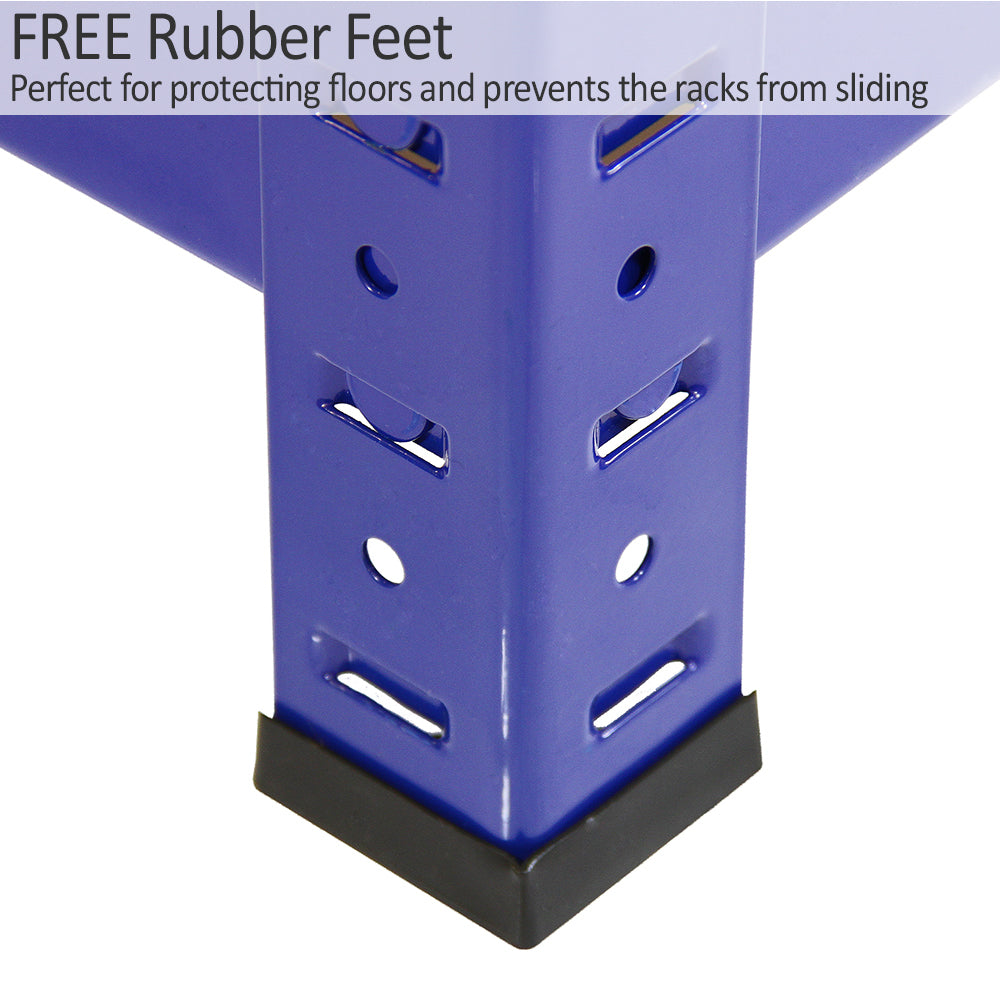 Pied en caoutchouc noir sur un rayonnage en acier bleu, offrant stabilité et protection pour les sols, avec des perforations pour un montage facile