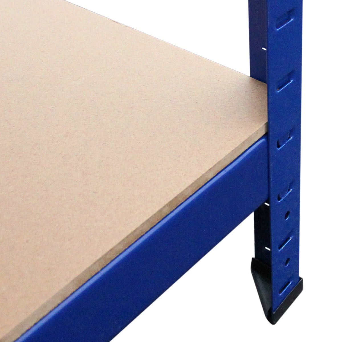 Rayonnage T-Rax en acier bleu avec étagère en bois aggloméré, offrant robustesse et espace de rangement pratique pour divers objets