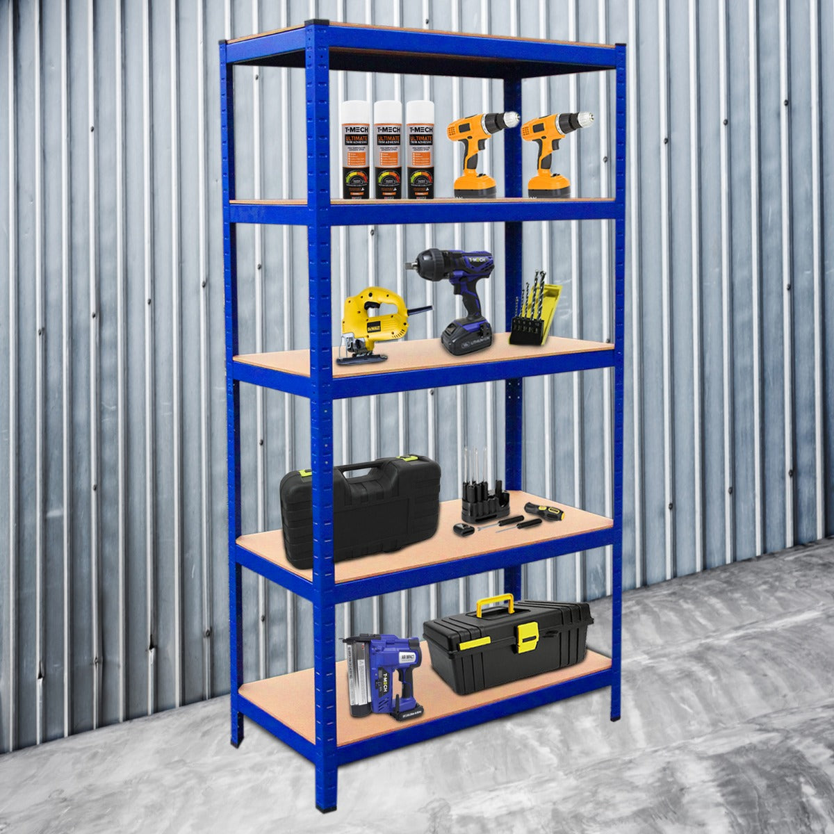 Rayonnage T-Rax en acier bleu avec quatre étagères en bois, supportant divers outils et équipements de bricolage dans un environnement industriel