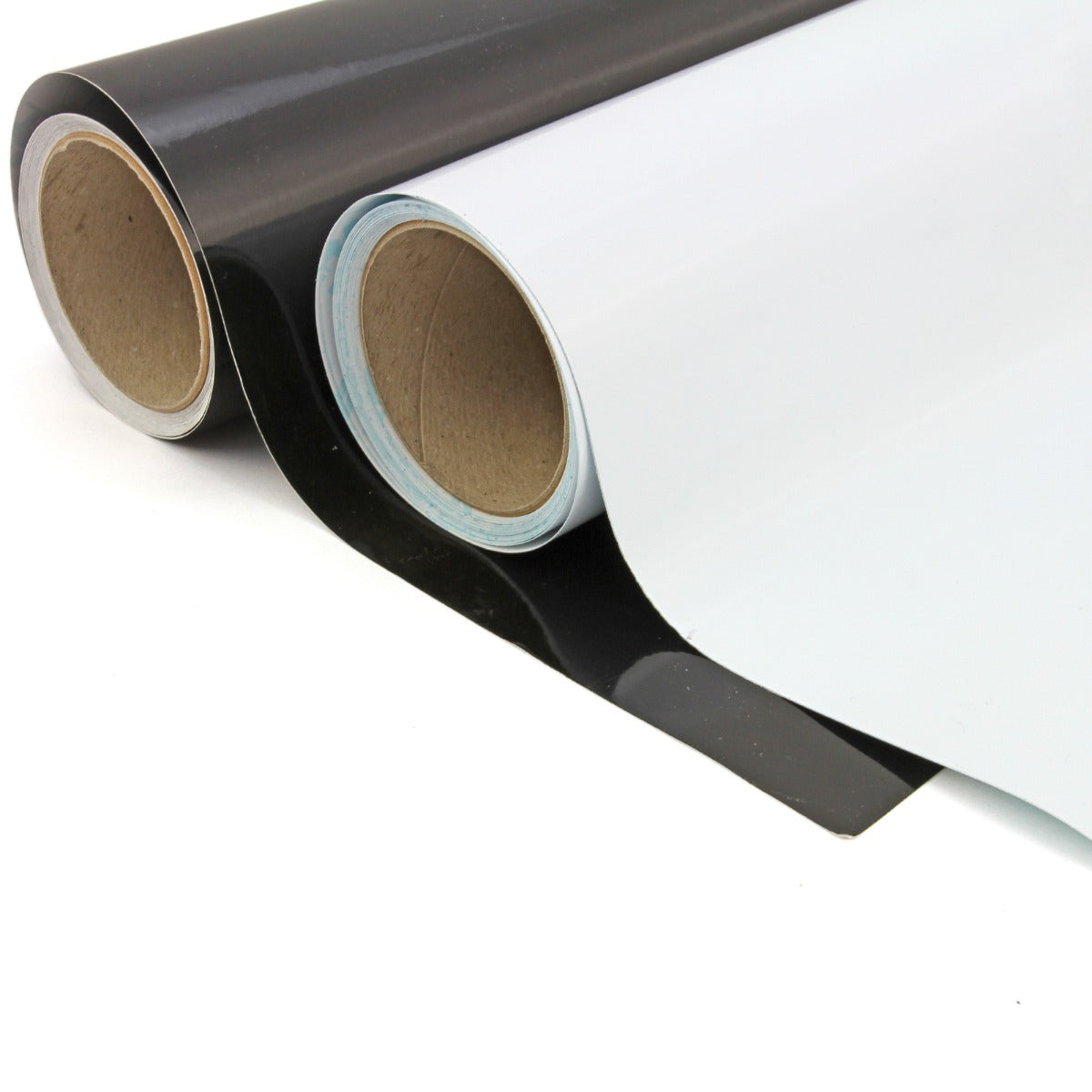 Rouleaux de vinyle noir et blanc, brillants et lisses, prêts pour la découpe, avec des bords nets et des tubes en carton robustes