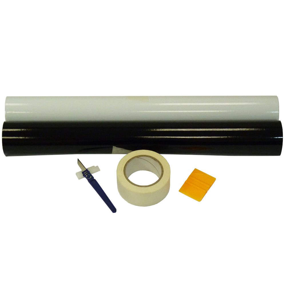 Rouleaux de vinyle noir et blanc brillants, rouleau de transfert, raclette orange et cutter sur fond blanc, idéal pour le découpage