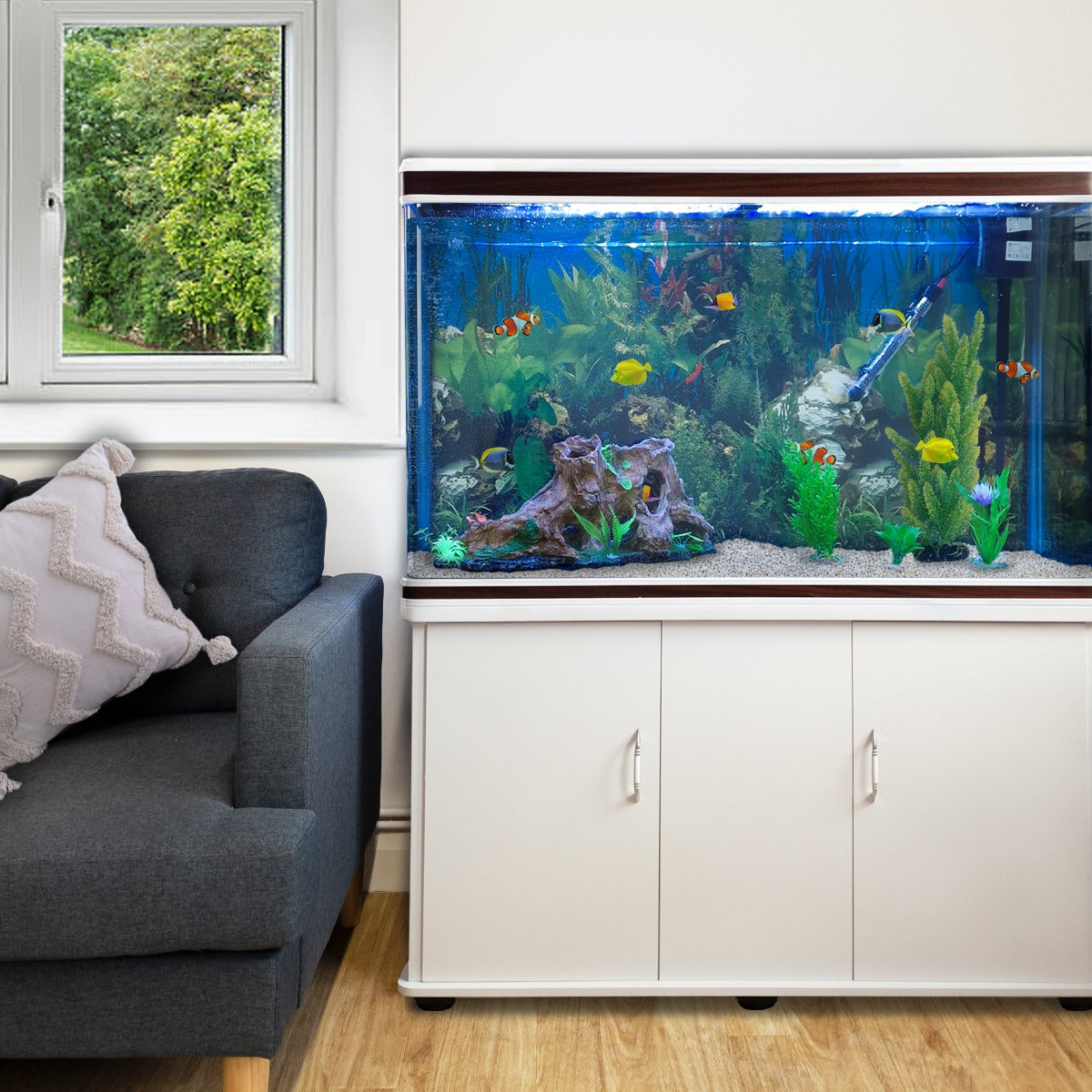Aquarium blanc avec meuble de support, gravier blanc, plantes aquatiques colorées et poissons tropicaux, décor naturel et lumineux