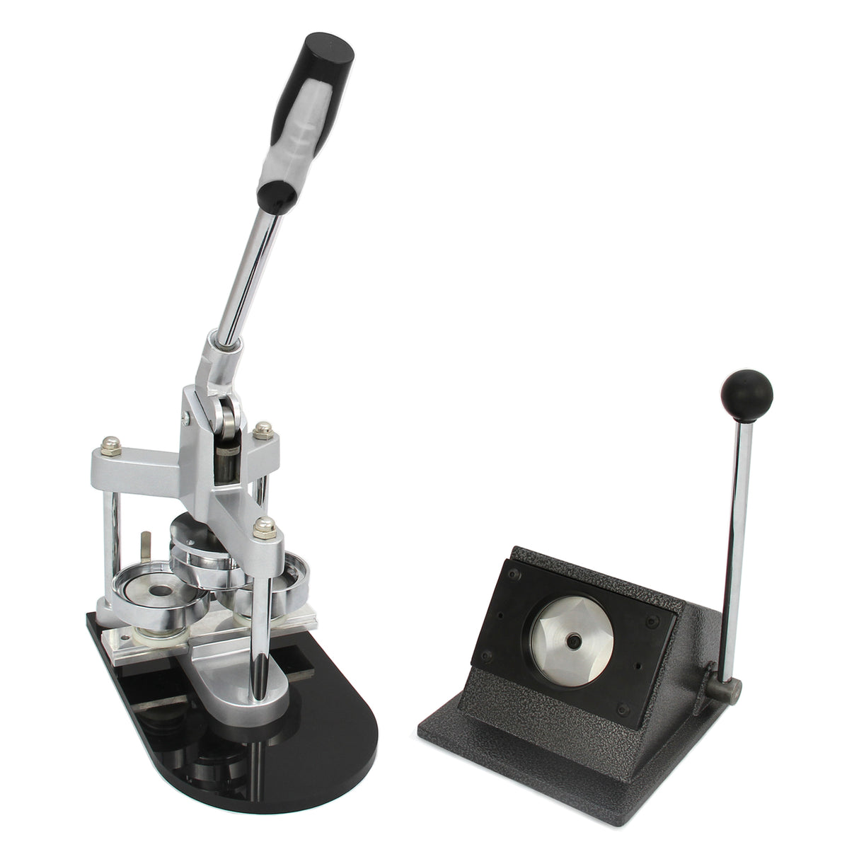 Machine à badges en métal argenté avec poignée ergonomique et découpeur noir, conçue pour créer des badges de 25 mm