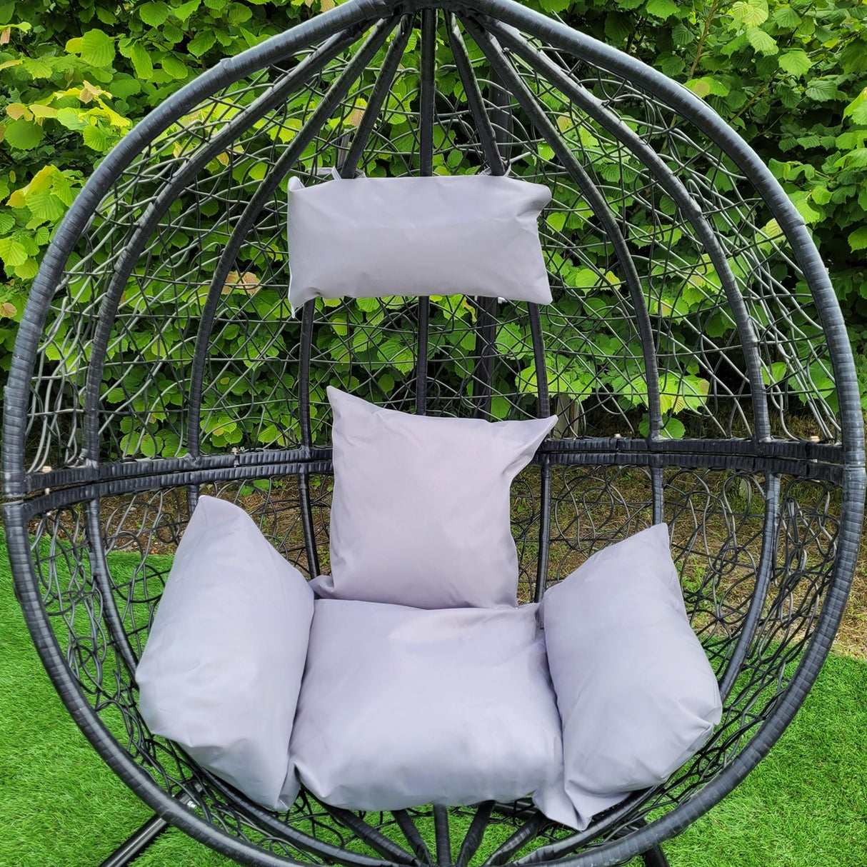 Chaise suspendue en rodin noir avec coussins gris, design élégant et moderne, parfaite pour un coin détente extérieur