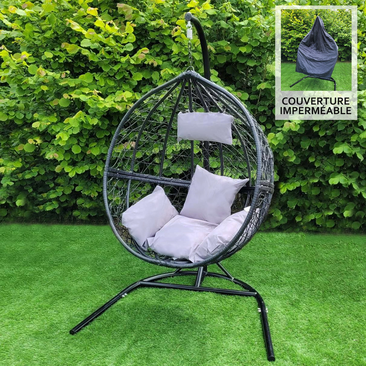 Chaise suspendue en rodin noir en forme de goutte, avec coussins gris clair, sur un support en métal, entourée de verdure