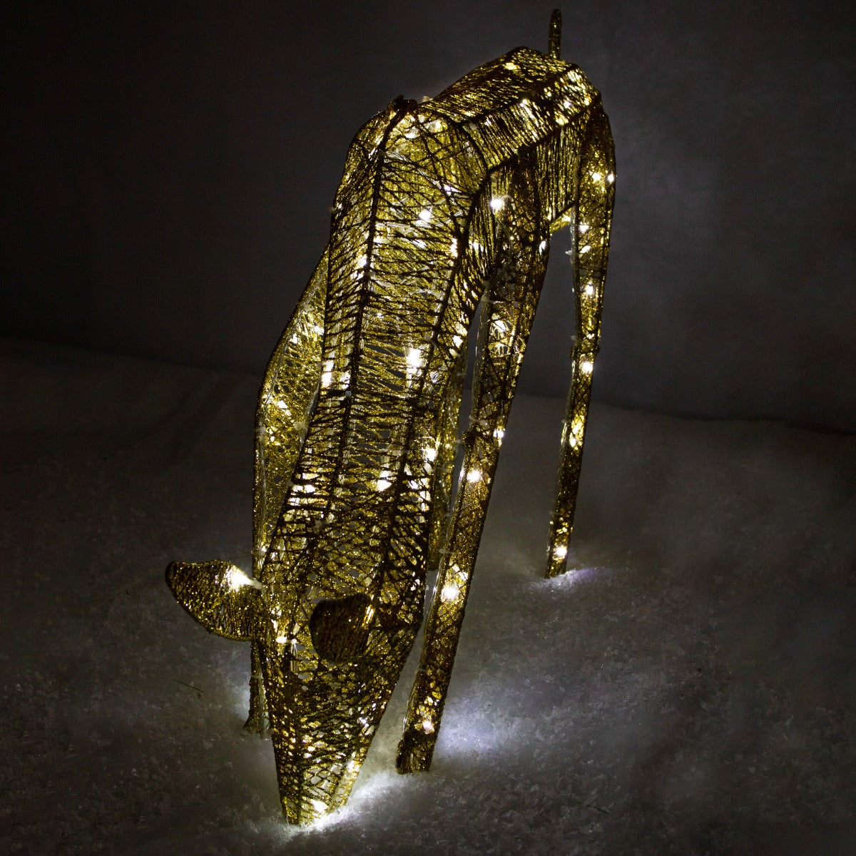 Biche dorée en LED, illuminée par des lumières chaudes, avec un design élégant et des textures métalliques scintillantes