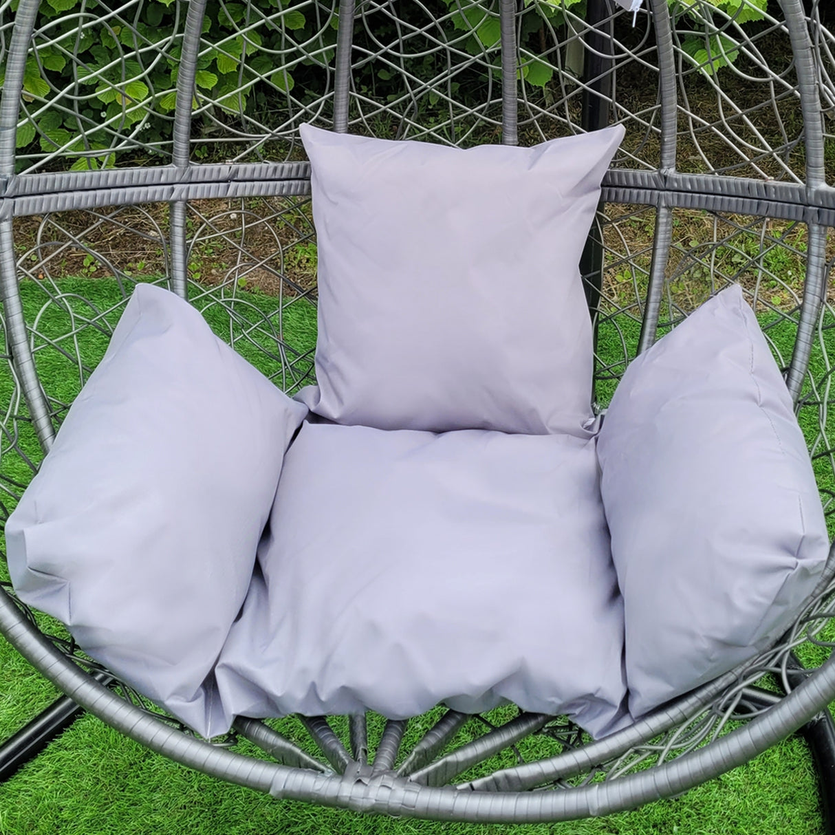 Chaise suspendue en rotin gris avec coussins moelleux, design moderne et élégant, parfaite pour un coin détente extérieur