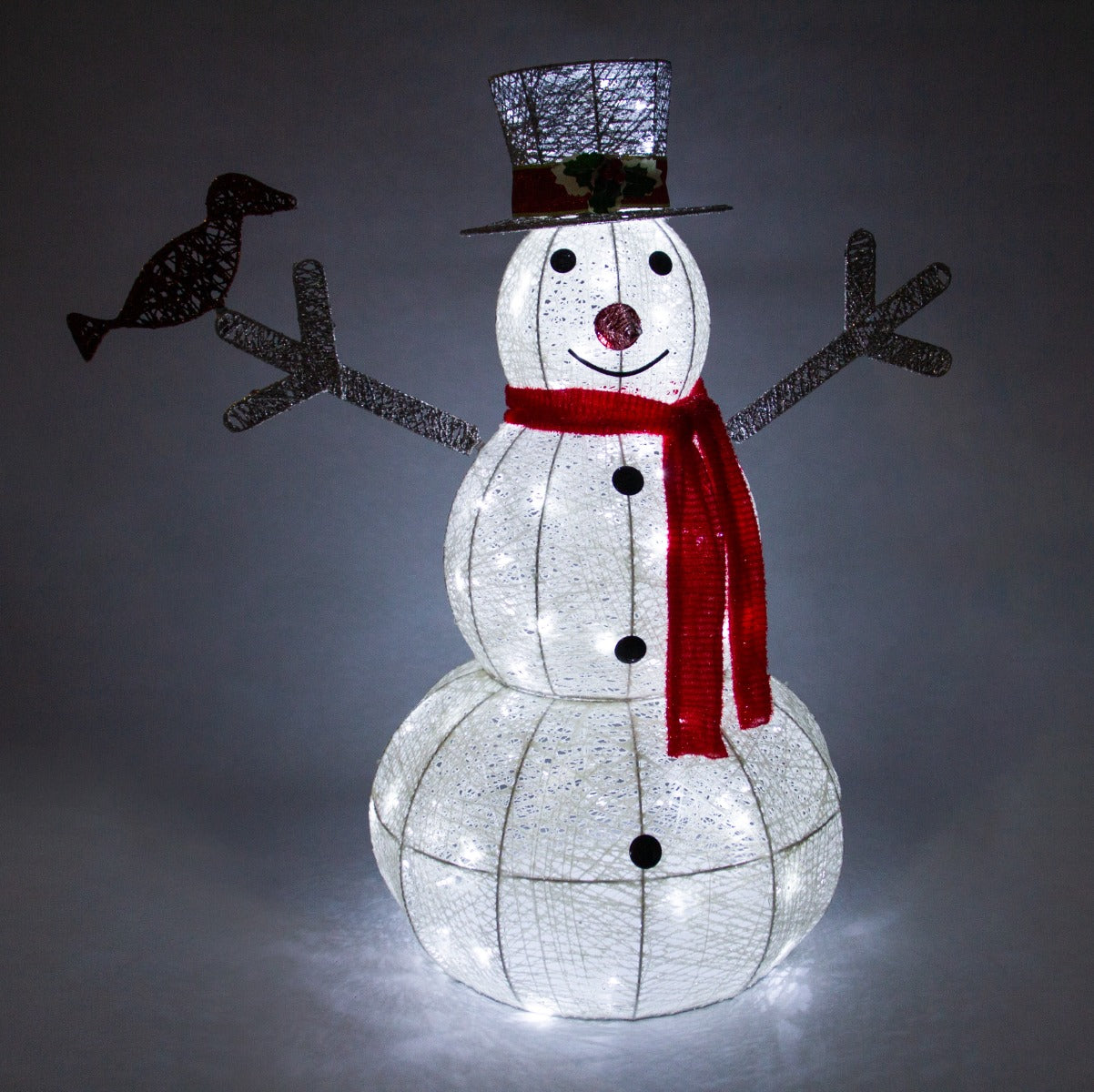 Bonhomme de neige lumineux en LED, blanc froid, avec écharpe rouge, chapeau en paille, et bras en métal, décoré d'un oiseau noir