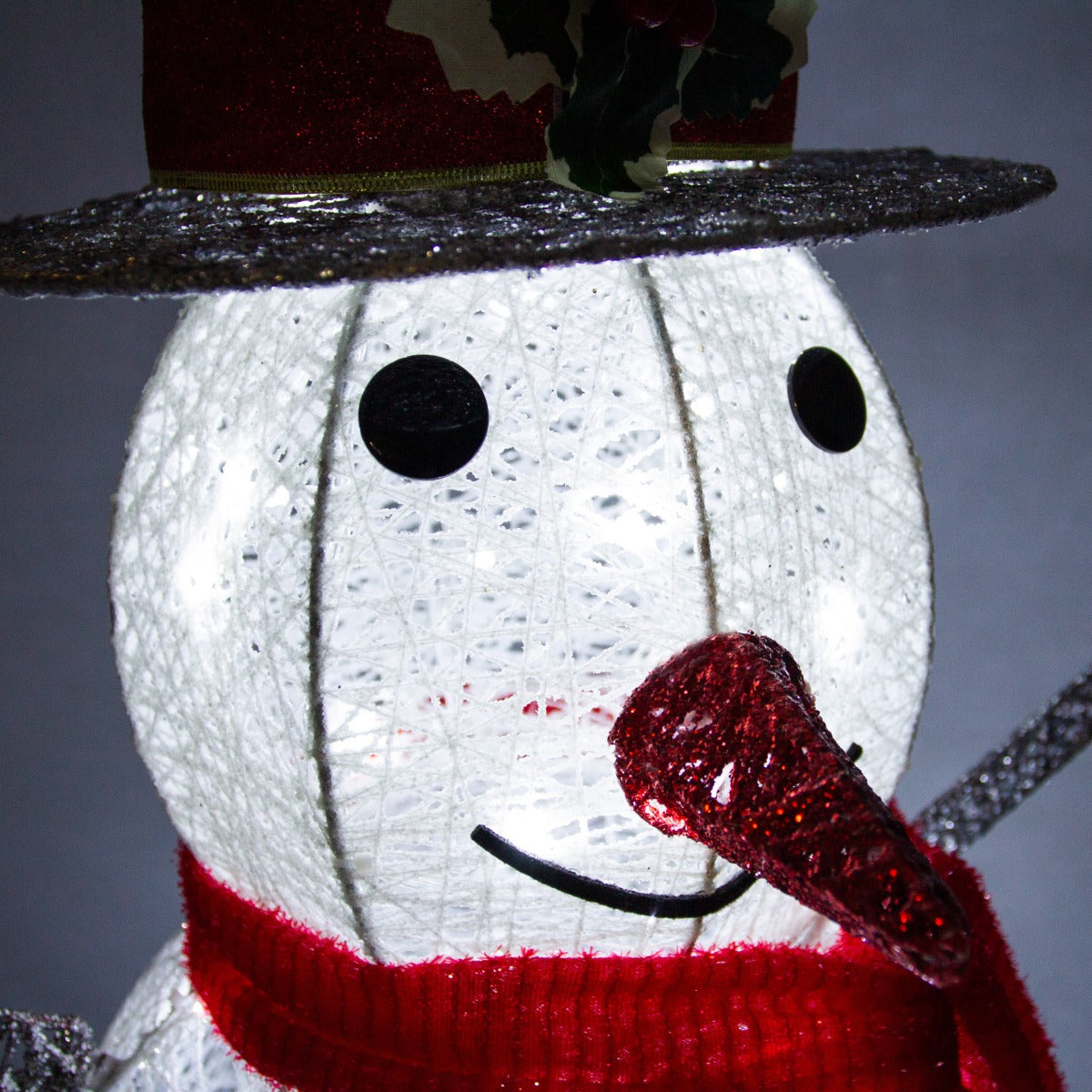 Bonhomme de neige lumineux avec chapeau, écharpe rouge et nez en forme de carotte, illuminé par des LED blanches froides, décoratif et festif