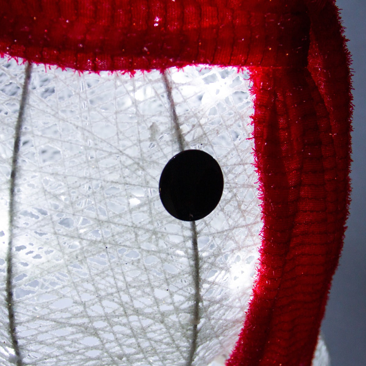Bonhomme de neige lumineux LED blanc froid avec un chapeau rouge, texture translucide et yeux noirs, créant une ambiance festive