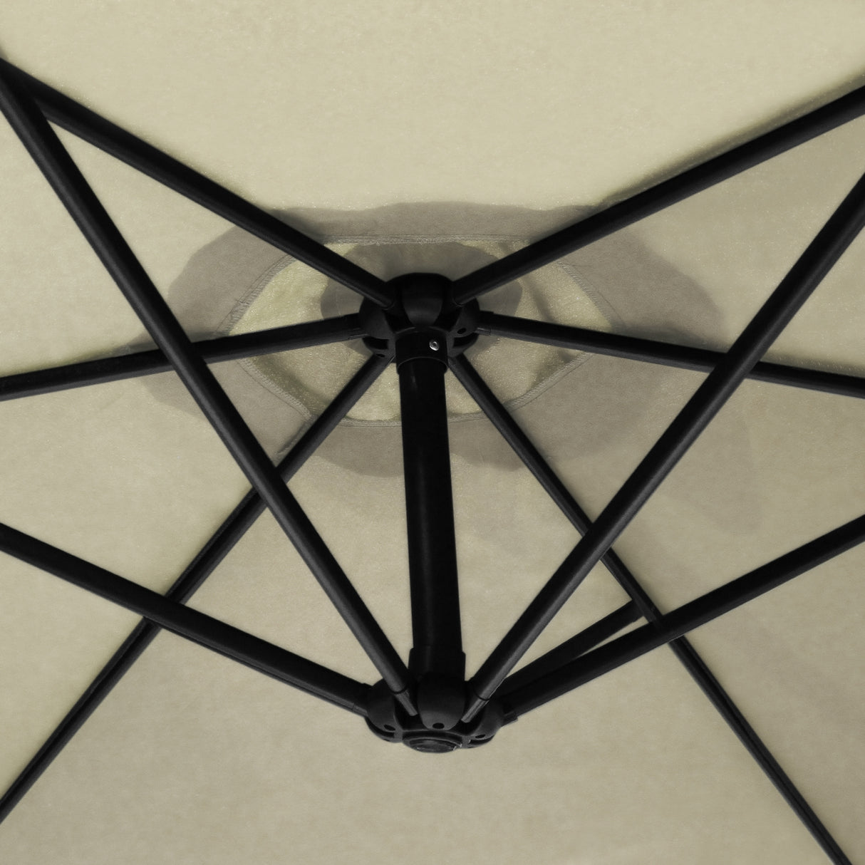 Parasol déporté de 3 m en crème, structure en métal noir, armature robuste avec des rayons bien définis et texture douce du tissu