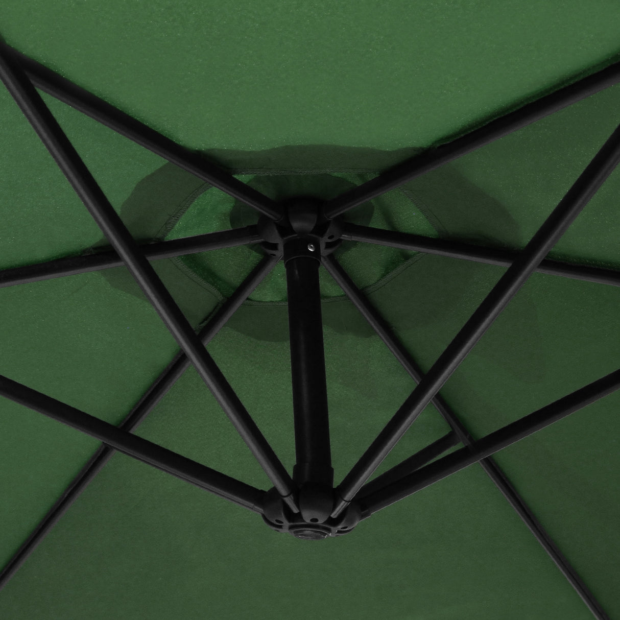 Parasol déporté de 3 m, vert, avec une structure en métal noir et des rayons robustes, offrant une ombre généreuse et élégante