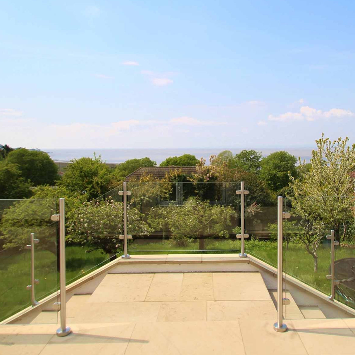 Poteau de garde-corps en acier inoxydable de 90 cm, finition brillante, installé sur une terrasse avec vue dégagée sur la nature environnante