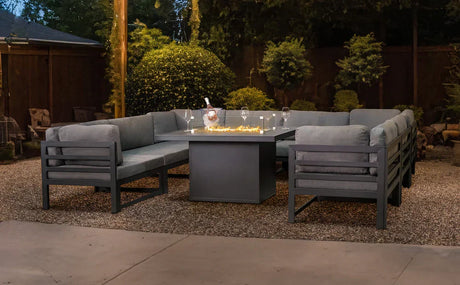 Salon de jardin en aluminium gris avec coussins confortables, table centrale élégante, éclairage doux et ambiance conviviale en extérieur