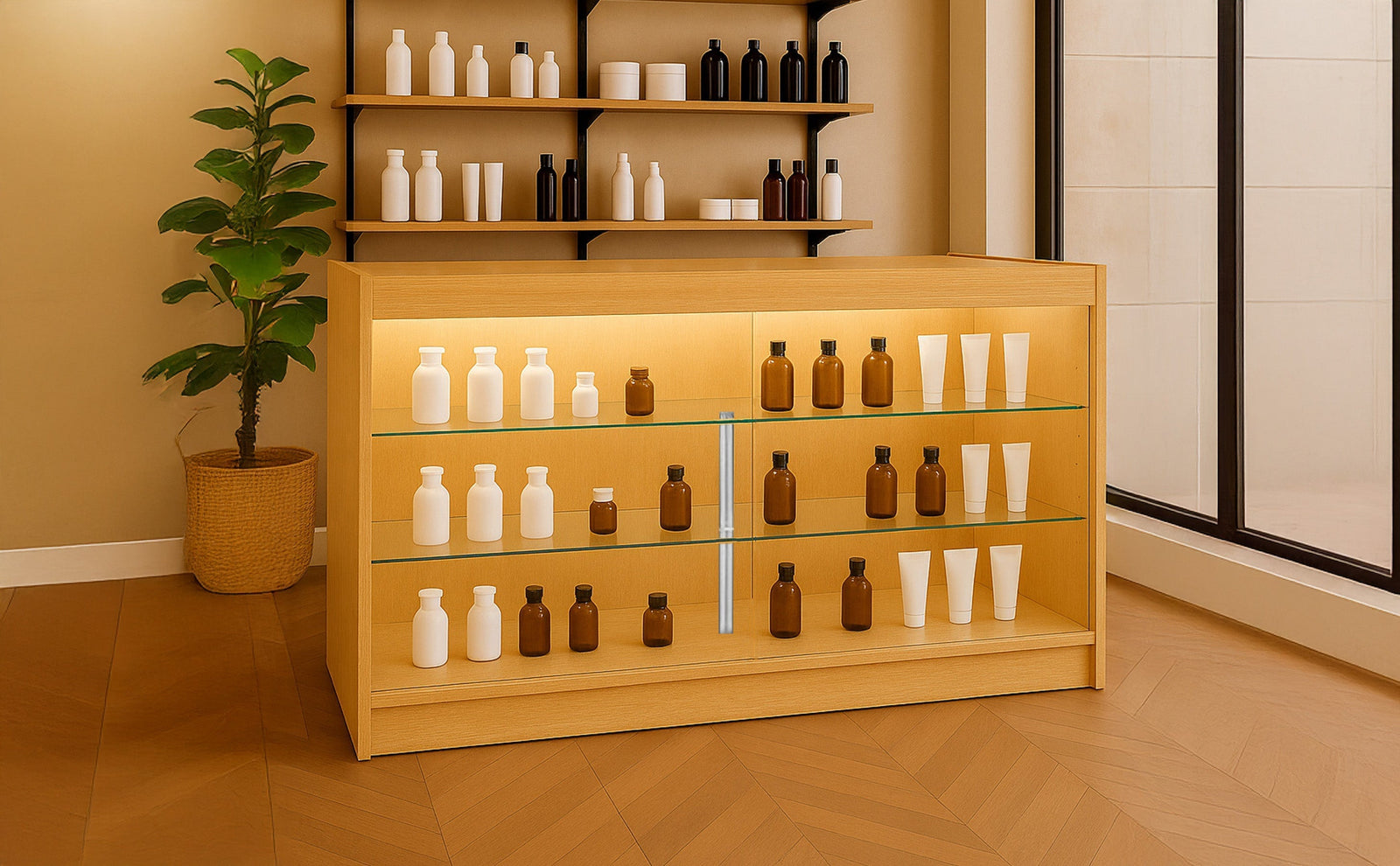 Comptoir en bois clair avec étagères, présentant des bouteilles blanches et brunes sur un fond beige, éclairage doux et plante verte