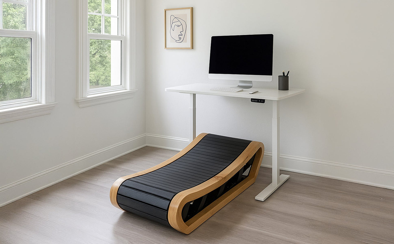 Tapis de course incurvé en bois clair et noir, placé sous un bureau moderne avec un ordinateur, dans une pièce lumineuse et aérée