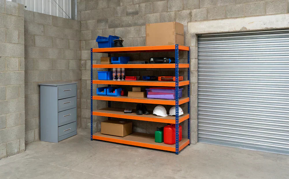 Rayonnage de garage robuste en métal orange et bleu, avec étagères en bois, contenant des boîtes, outils et équipements de rangement