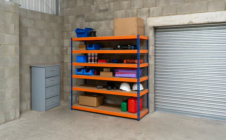 Rayonnage de garage robuste en métal orange et bleu, avec étagères en bois, contenant des boîtes, outils et équipements de rangement