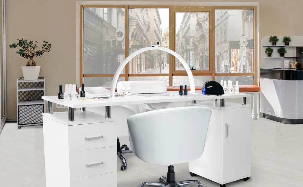 Espace de manucure moderne avec une table blanche, chaise ergonomique, produits de beauté et grandes fenêtres lumineuses