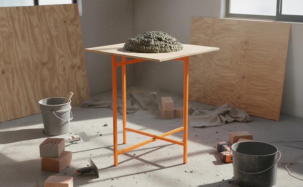 Support de plateau à mortier orange avec un plateau en bois, rempli de mortier, entouré de briques et d'outils de bricolage