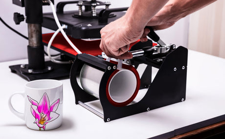 Press à chaud en action avec mug blanc décoré d'une fleur rose, sur une table, montrant des détails de sublimation et d'équipement