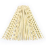 Bâtonnets en bois clairs, longs et fins, disposés en éventail, parfaits pour servir des barbes à papa ou des friandises sucrées