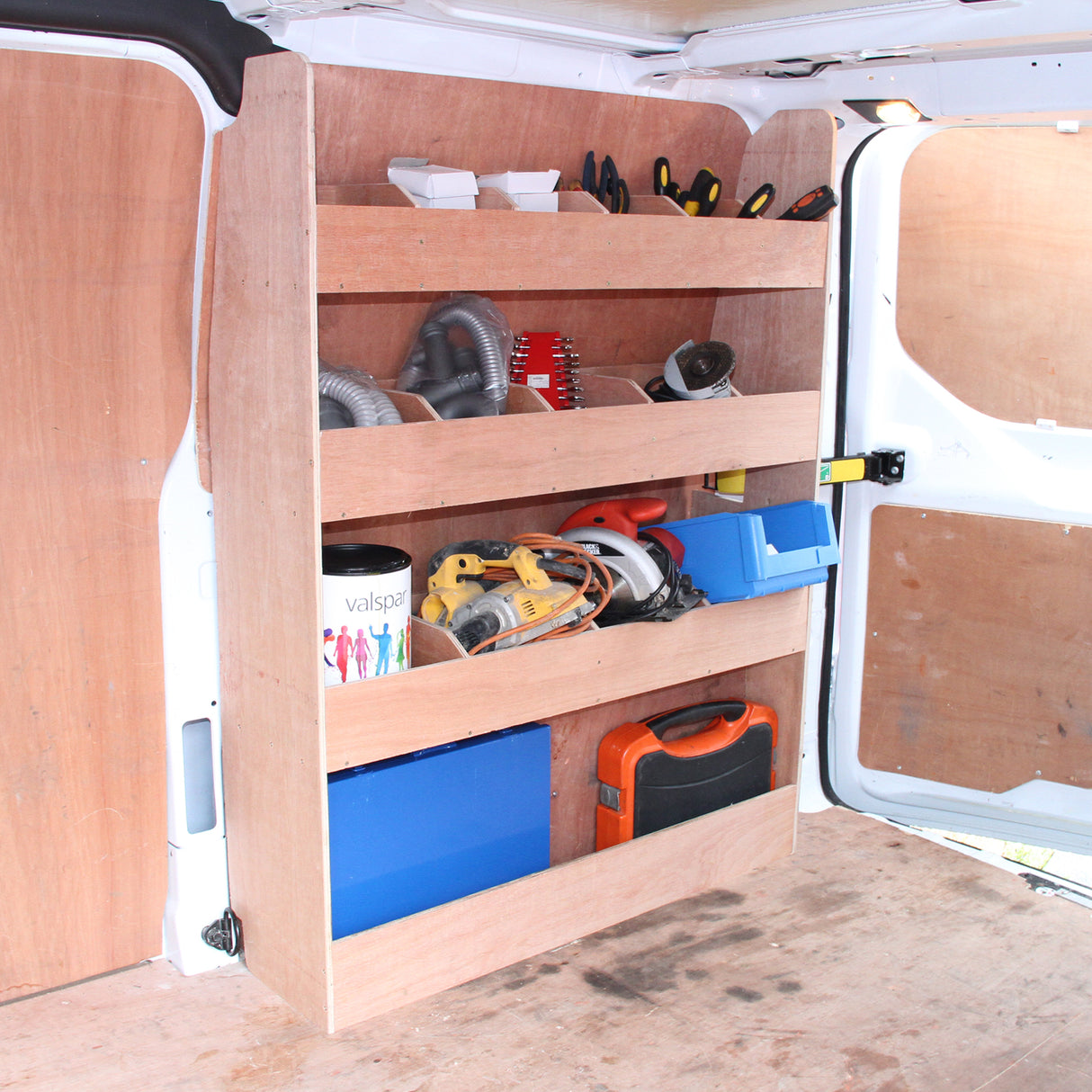 Étagères en contreplaqué pour Ford Transit, avec trois niveaux de rangement, outils et fournitures bien organisés, finition naturelle en bois clair