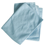 Trois serviettes en microfibre bleues, douces et absorbantes, pliées avec des bords surpiqués, idéales pour le nettoyage et l'entretien