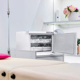 Chauffe-serviettes blanc de 23 L avec porte transparente, rempli de serviettes blanches, placé sur un meuble moderne et épuré