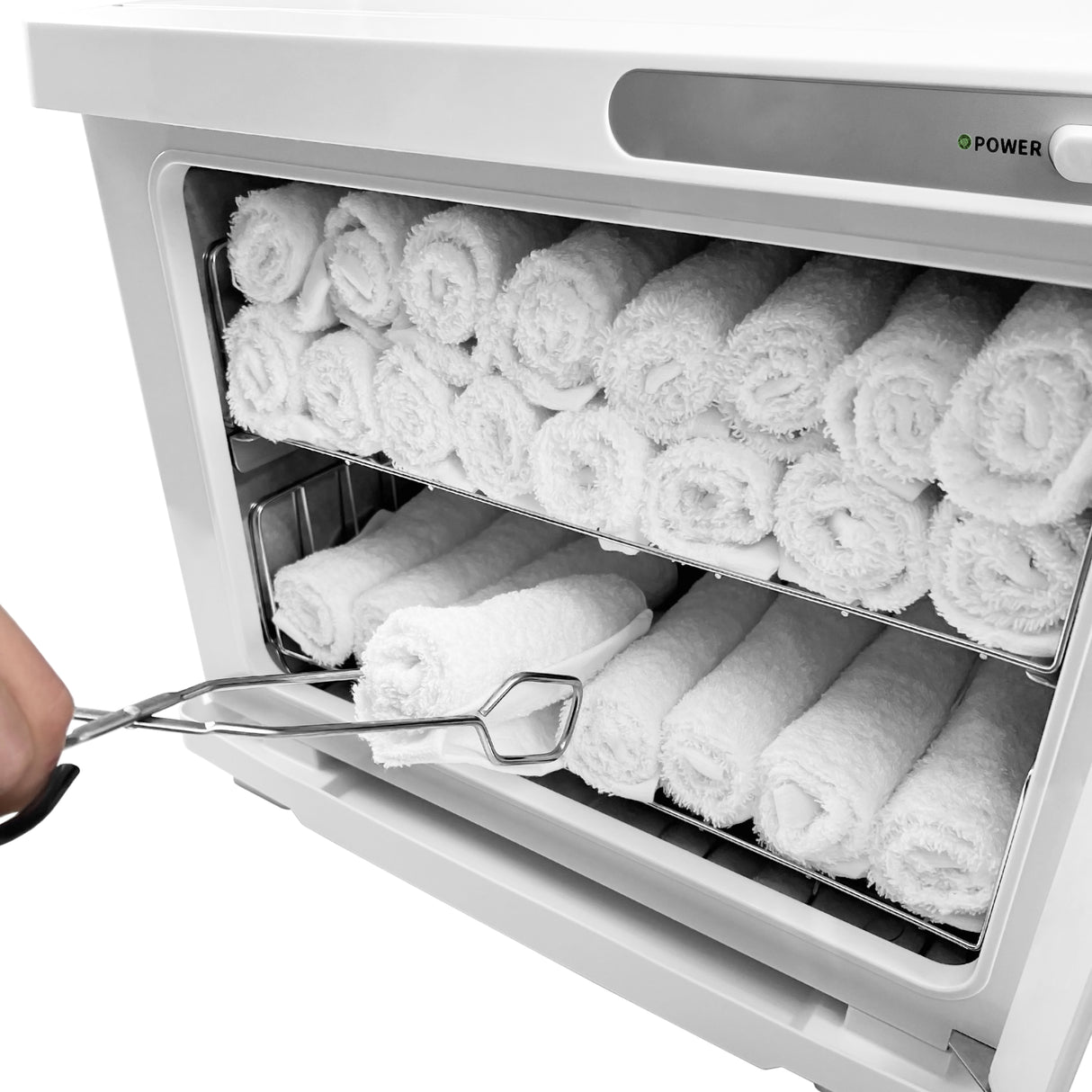 Chauffe-serviettes blanc de 23 L avec serviettes blanches roulées, présentées sur des étagères en métal, offrant une texture douce et chaude