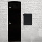 Boîte à colis anti-vol noire, design moderne, fixée sur un mur blanc, avec une texture lisse et un aspect élégant, idéale pour la sécurité des livraisons