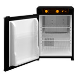 Frigo trimixte noir de 43 L pour camping-car, avec porte ouverte, étagères blanches et boutons de réglage orange visibles