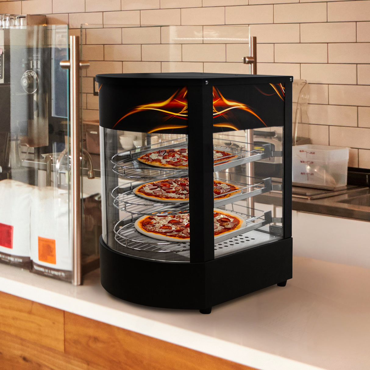 Vitrine chauffante noire pour pizzas avec trois étagères en métal, éclairage intérieur, et design moderne sur fond de cuisine en bois