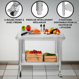 Plan de travail en inox avec roulettes, surface lisse, légumes colorés, planche à découper, et étagères en bois pour rangement