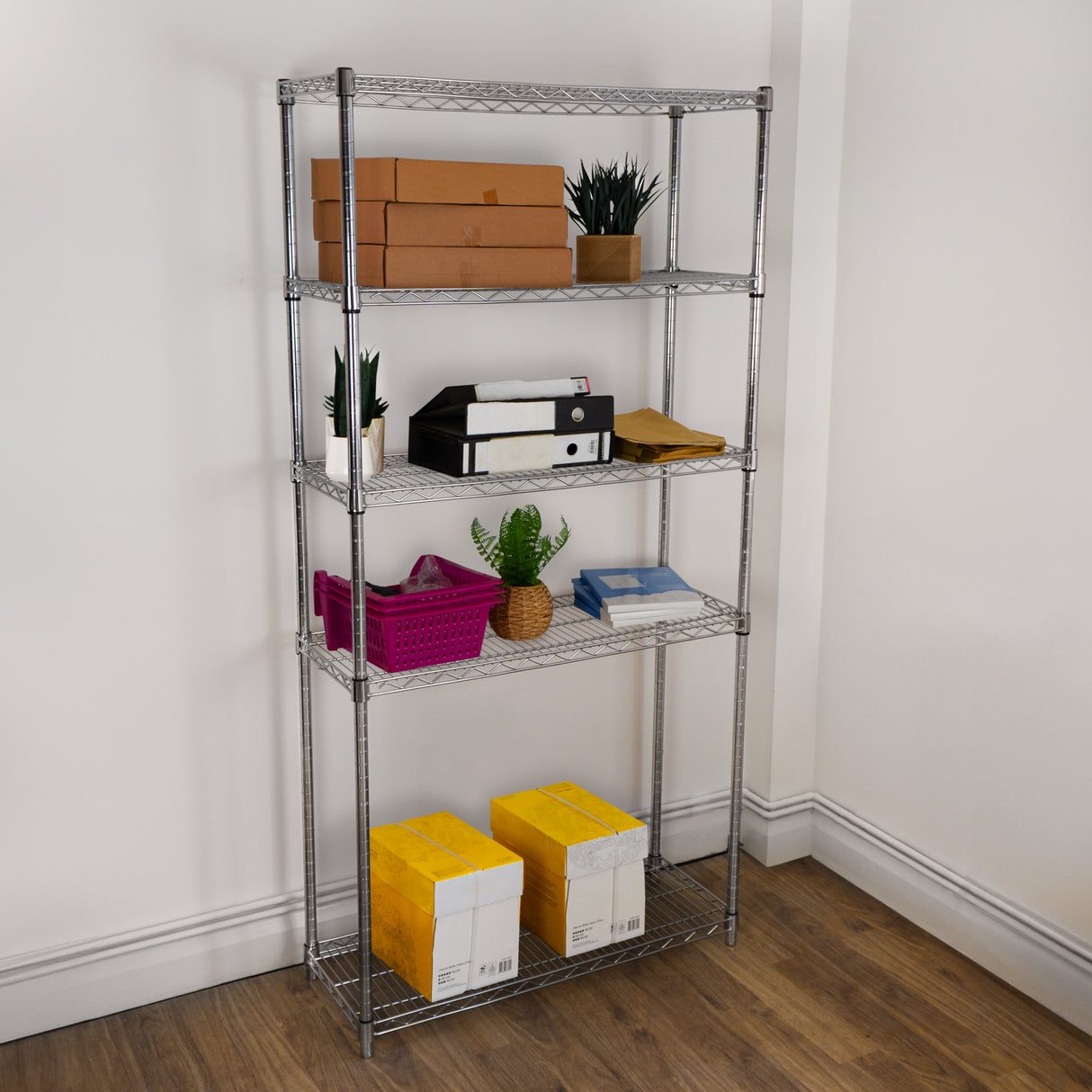 Étagère en fil d'acier argenté de 45 cm x 90 cm x 180 cm, avec cinq étagères, décorée de plantes et de boîtes en carton