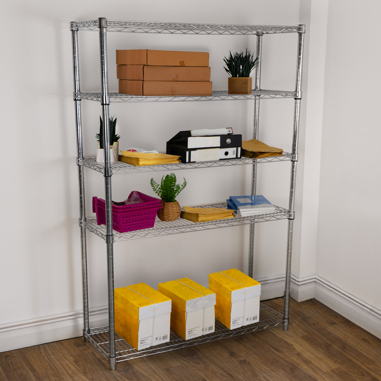 Étagère en fil d'acier argenté de 45 cm x 150 cm x 180 cm, avec cinq niveaux, chargée de boîtes et de plantes décoratives