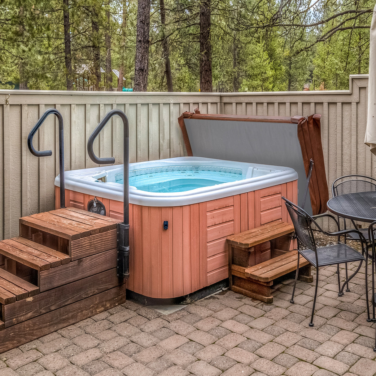 Housse de spa marron pour spa de 200 cm x 200 cm, en matériau résistant, s'adaptant parfaitement à votre spa extérieur