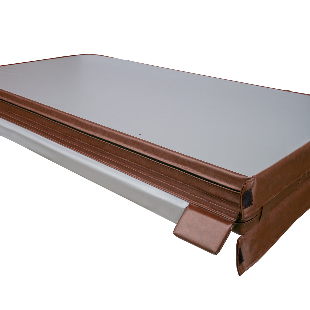 Matelas pliant gris avec bordure en simili cuir marron, surface lisse et texture douce, idéal pour le camping ou les invités