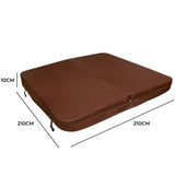 Housse de spa marron de 210 cm x 210 cm, texture lisse, résistante, avec des dimensions clairement indiquées sur les côtés