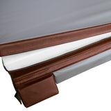 Housse de spa marron en matériau résistant, avec une texture lisse et des dimensions de 210 cm x 210 cm, idéale pour protéger votre spa
