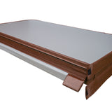 Matelas pliable en cuir marron avec une surface grise lisse, idéal pour le camping ou les invités, offrant confort et praticité